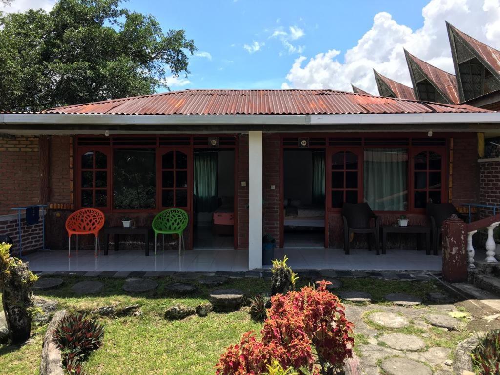 Hisar Guest House Tuktuk Siadong Exterior photo